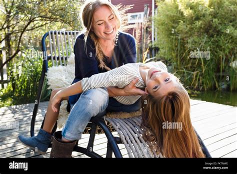 kleine tochter auf vater schoss heimlich gefickt